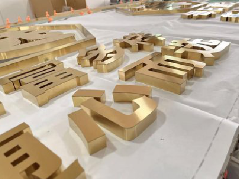  昆山拉丝不锈钢字的特点。